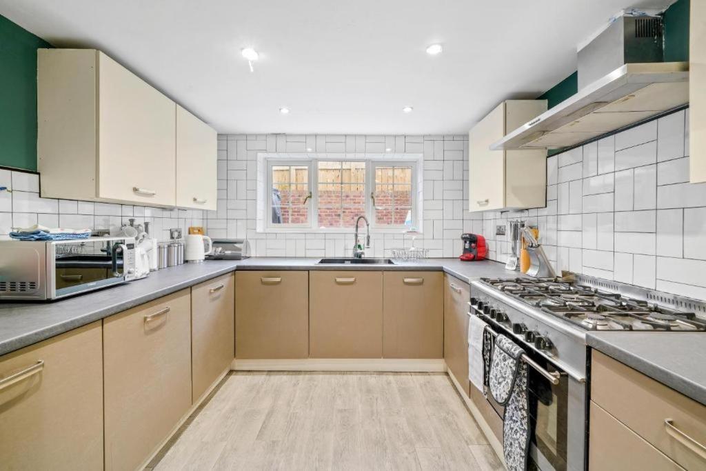 Deluxe 5 Bed In Central Whitby - Parking - Hot Tub Exterior foto